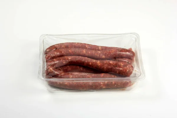 Pacote Plástico Com Salsichas Cruas Não Cozidas Salsichas Uma Bandeja — Fotografia de Stock