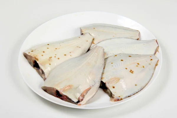 Sliced Flounder Vis Een Witte Plaat Geïsoleerd Een Witte Achtergrond — Stockfoto