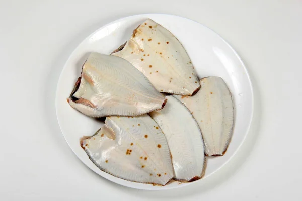 白い背景に隔離された白いプレート上のスライスされたフラウンダー魚 フレッシュなバルティック フラウンダー — ストック写真