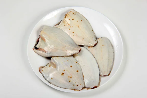 Pescado Flounder Rodajas Sobre Plato Blanco Aislado Sobre Fondo Blanco —  Fotos de Stock