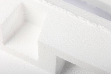 Beyaz arka planda farklı şekillerde yapay köpük kağıtlar. Beyaz köpük parçacıkları yaklaşıyor. Parçalanmış köpük parçaları beyaz arkaplanda izole edilmiş. 