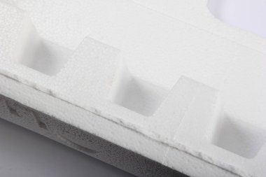 Beyaz arka planda farklı şekillerde yapay köpük kağıtlar. Beyaz köpük parçacıkları yaklaşıyor. Parçalanmış köpük parçaları beyaz arkaplanda izole edilmiş. 