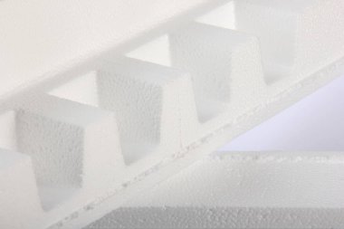 Beyaz arka planda farklı şekillerde yapay köpük kağıtlar. Beyaz köpük parçacıkları yaklaşıyor. Parçalanmış köpük parçaları beyaz arkaplanda izole edilmiş. 