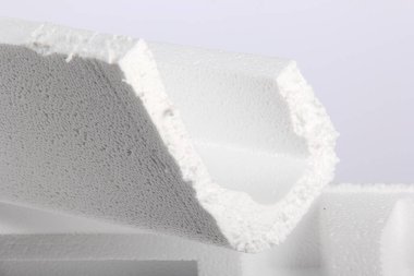 Beyaz arka planda farklı şekillerde yapay köpük kağıtlar. Beyaz köpük parçacıkları yaklaşıyor. Parçalanmış köpük parçaları beyaz arkaplanda izole edilmiş. 