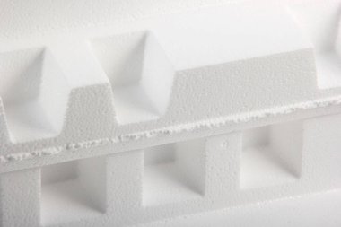 Beyaz arka planda farklı şekillerde yapay köpük kağıtlar. Beyaz köpük parçacıkları yaklaşıyor. Parçalanmış köpük parçaları beyaz arkaplanda izole edilmiş. 