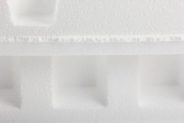 白色背景上不同形状的泡沫塑料薄片 一片片白色的泡沫塑料靠近了 在白色背景上分离的破碎的泡沫碎片 — 图库照片