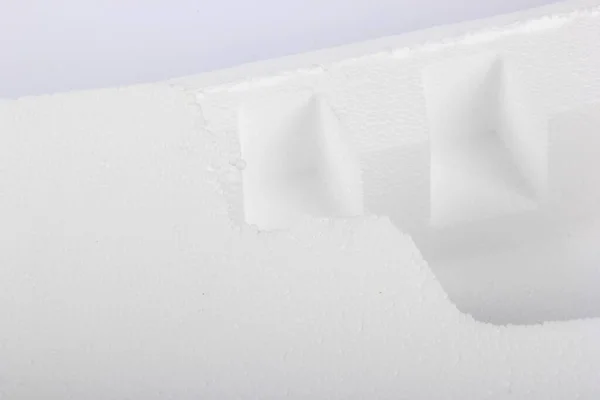 白色背景上不同形状的泡沫塑料薄片 一片片白色的泡沫塑料靠近了 在白色背景上分离的破碎的泡沫碎片 — 图库照片