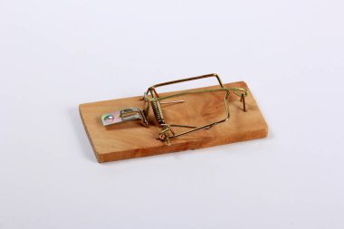 Beyaz arka planda tahta bir fare kapanı. Yem olmadan fare kapanı 