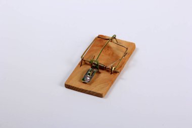 Beyaz arka planda tahta bir fare kapanı. Yem olmadan fare kapanı 