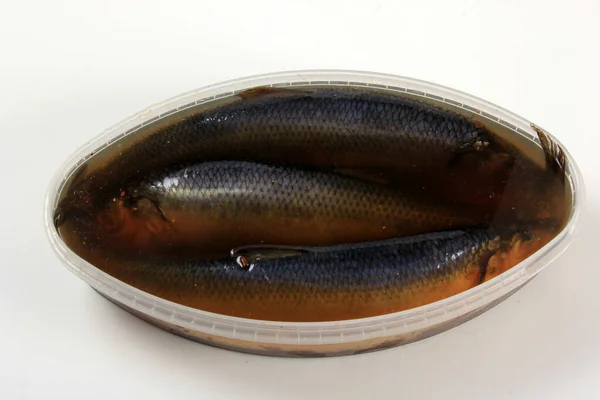 盐渍大西洋鲱鱼塑料碗 腌制三只盐渍鲱鱼 — 图库照片