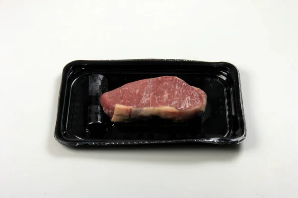 Raw New York Strip Steak Černém Vakuovém Balení Izolované Bílém — Stock fotografie
