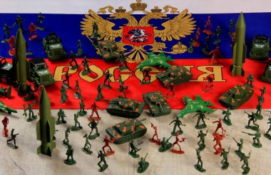 Oyuncak askerler ve ordu zırhı, Rus bayrağının arkasında balistik füzeler. 