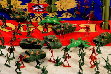 Oyuncak askerler ve ordu zırhı, Rus bayrağının arkasında balistik füzeler. 