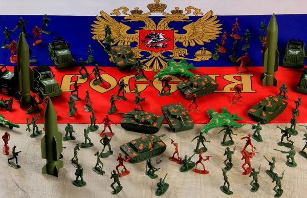 Oyuncak askerler ve ordu zırhı, Rus bayrağının arkasında balistik füzeler. 