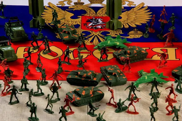 Oyuncak askerler ve ordu zırhı, Rus bayrağının arkasında balistik füzeler. 