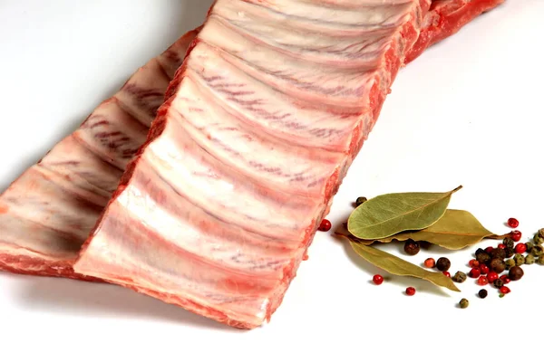 Costillas Cerdo Crudas Con Especias Aisladas Blanco — Foto de Stock