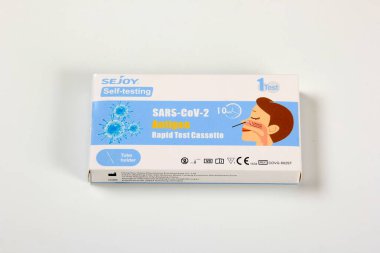 Riga, Letonya - 20 Mayıs 2022 Covid test mobil ambalaj kutusu. Pozitif SARS CoV 2, Covid-19 antijen test kiti