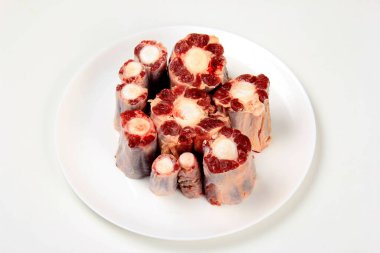 Beyaz izole edilmiş arka planda çiğ öküz veya inek kuyruğu