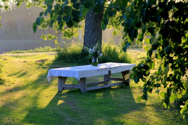 Una Gran Mesa Madera Con Mantel Blanco Jarrón Flores Del — Foto de Stock