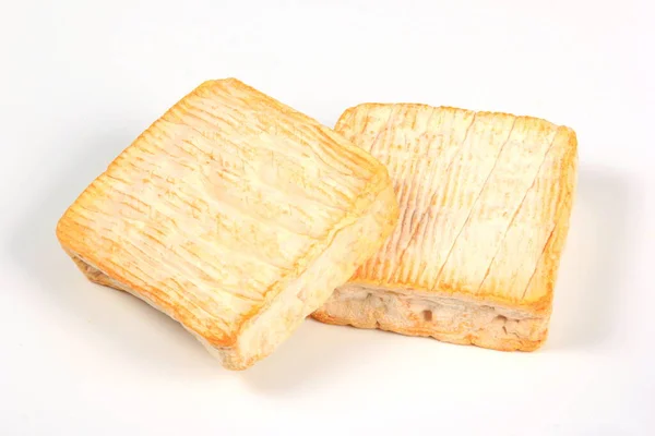 배경에는 치즈가 있습니다 Roussot 부드러운 네모난 치즈인 카르데 Carr Des — 스톡 사진
