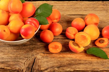 Eski tahta arka planda taze kayısılar.