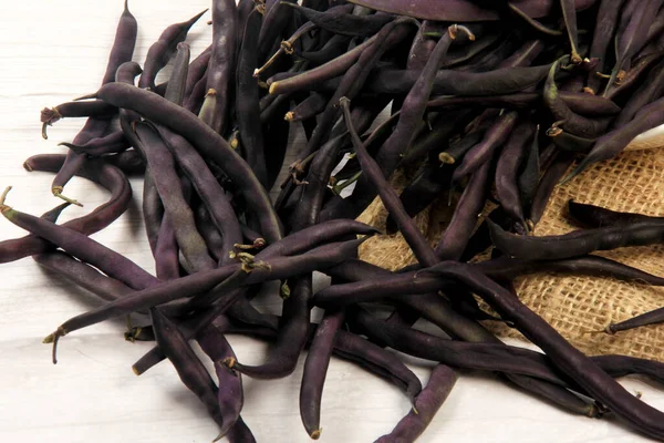 Purple Wax Snap Beans Στο Λευκό Φόντο Βιολογικά Φρέσκα Φασόλια — Φωτογραφία Αρχείου