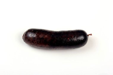 Beyaz arka planda tam kan sosisi, geleneksel Letonya kan sosisi.