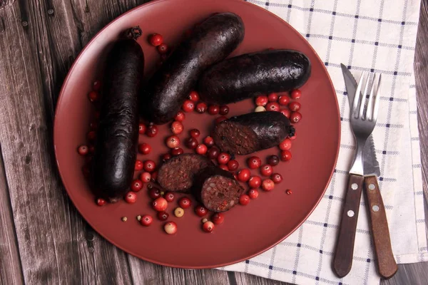 Gebackene Blutwurst Auf Rotem Teller Mit Roten Preiselbeeren Traditionelle Lettische — Stockfoto