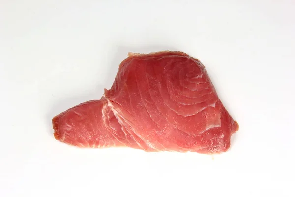 Beyaz Arka Planda Ton Balıklı Biftek Dilimi Balık Bifteği — Stok fotoğraf