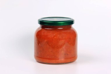 Konserve leço, beyaz arka planda cam kavanozda konserve dolma biber. Paprikalı, domatesli ve havuçlu ev yapımı Letcho.