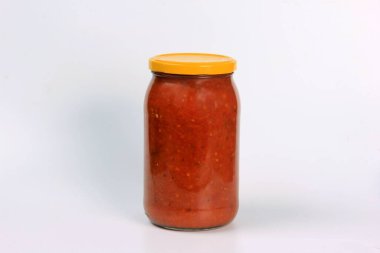 Konserve leço, beyaz arka planda cam kavanozda konserve dolma biber. Paprikalı, domatesli ve havuçlu ev yapımı Letcho.