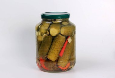 turşular beyaz zemin üzerine Cam Kavanoz