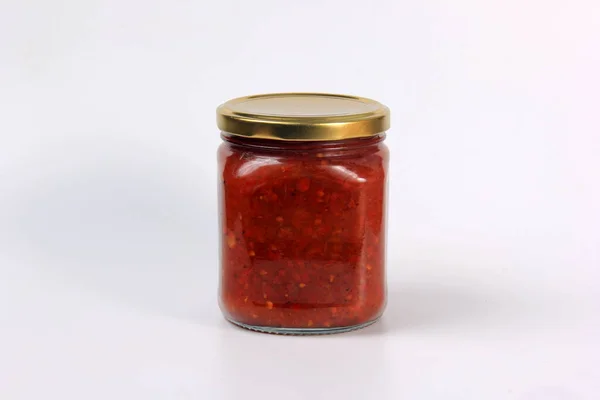 Jarra Vidro Com Molho Tomate Vermelho Fervido Fundo Branco — Fotografia de Stock