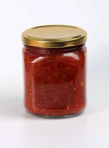 Glas Mit Gekochter Roter Tomatensauce Auf Weißem Hintergrund — Stockfoto