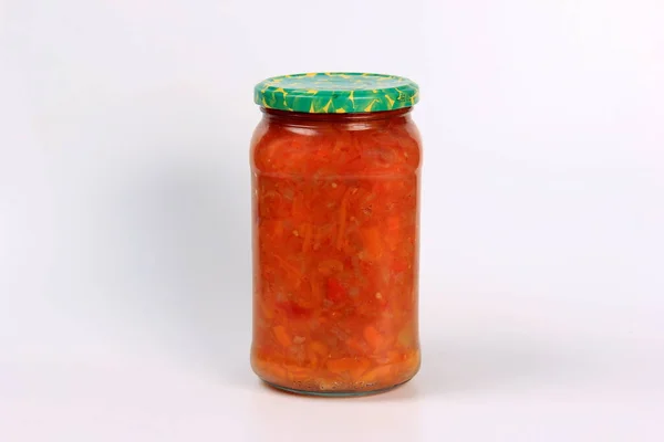 缶詰のレチェロの準備 白い背景にガラス瓶の中に缶詰の甘いピーマン パプリカ トマト ニンジンと自家製レッチョ — ストック写真