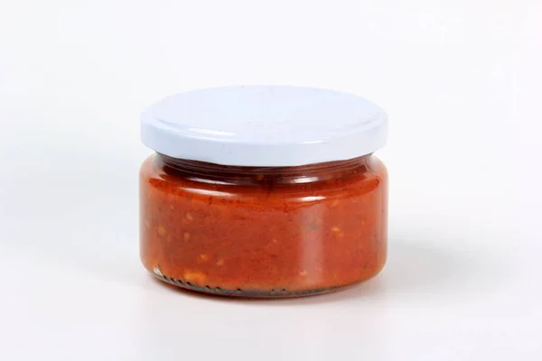 Frasco Vidrio Con Salsa Tomate Rojo Hervido Sobre Fondo Blanco — Foto de Stock