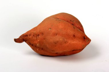 Beyaz arka planda taze tatlı patates.