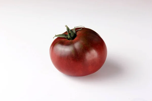 Tomate Noire Sur Fond Blanc — Photo