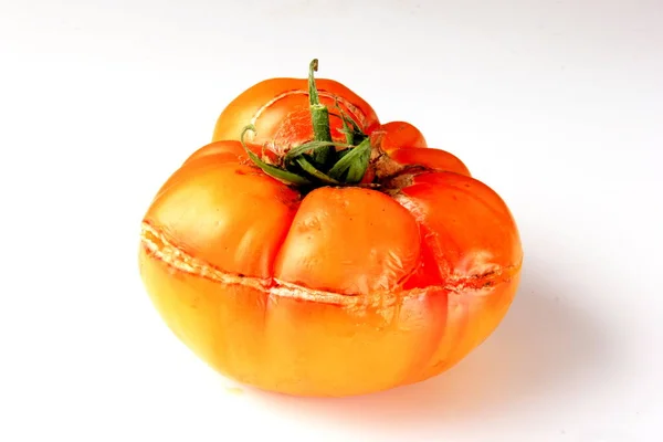Reife Tomaten Mit Schäden Auf Weißem Hintergrund — Stockfoto