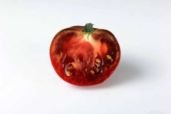 Halbierte Rote Tomate Auf Weißem Hintergrund Reife Tomaten Scheiben Geschnitten — Stockfoto