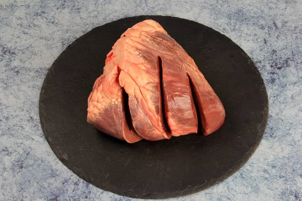 生牛肉的心放在有香料的石板上 牛肉排骨 — 图库照片