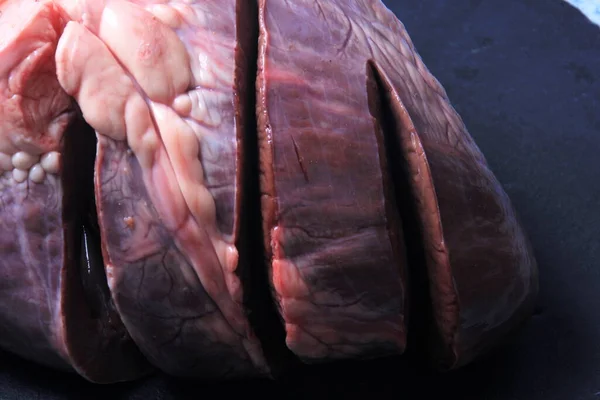 Rått Nötkött Hjärta Stenplatta Med Kryddor Nötkreatur — Stockfoto