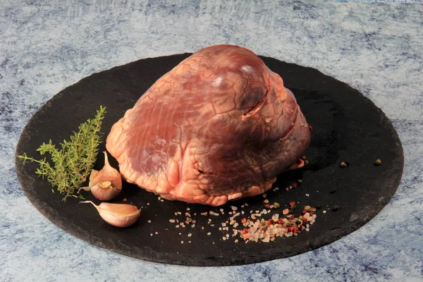 生牛肉的心放在有香料的石板上 牛肉排骨 — 图库照片