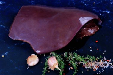 Esmer arka planda baharatlı çiğ ciğer