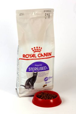 Riga, Letonya - 10 Ekim 2022: Kısırlaştırılmış kediler için beyaz arka planda büyük bir kedi maması paketi