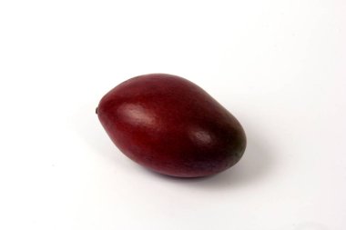 Beyaz arka planda kırmızı mango meyvesi