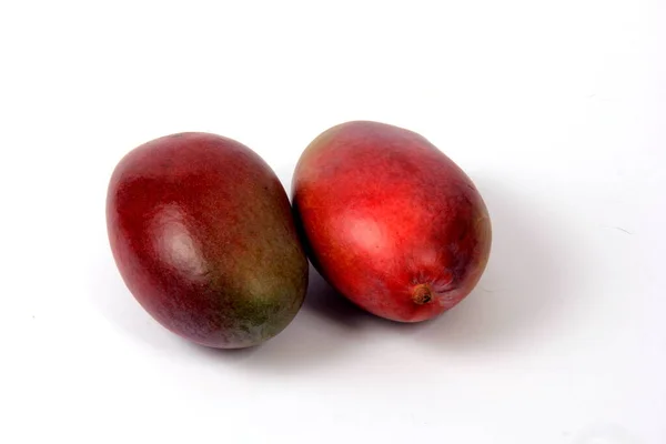 Két Piros Mangó Gyümölcs Fehér Alapon — Stock Fotó