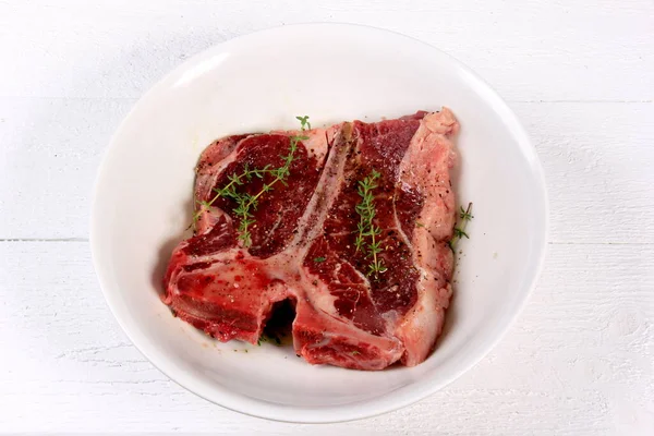 Beyaz Arka Planda Baharatlı Biftek — Stok fotoğraf