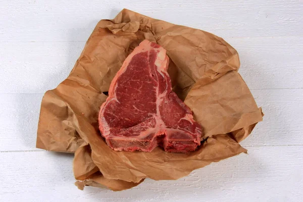 Bife Bone Com Especiarias Sobre Fundo Branco — Fotografia de Stock