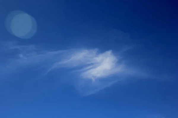 Una Gran Estela Química Sobre Cielo Azul Sendas Químicas Masivas — Foto de Stock